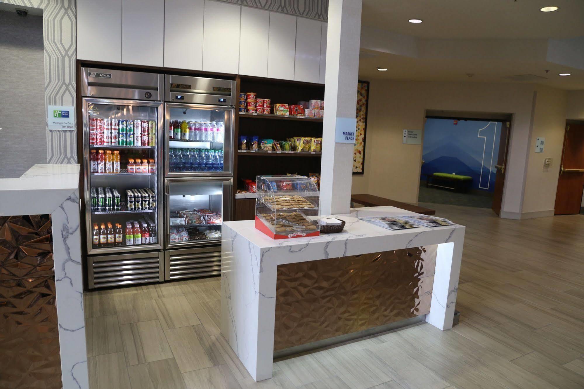 Express & - Hwy 99 By Ihg Hotel
