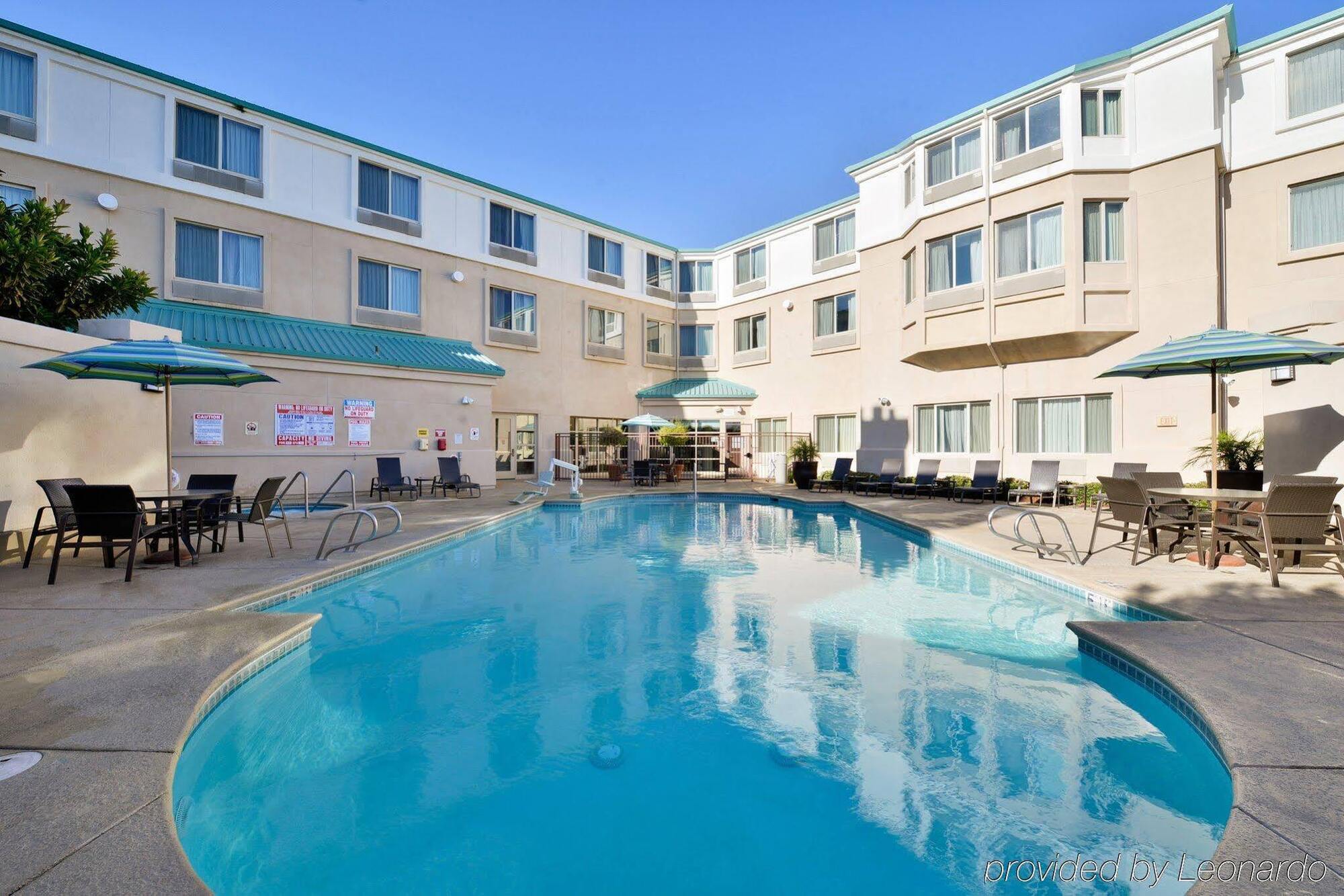 Express & - Hwy 99 By Ihg Hotel 3*